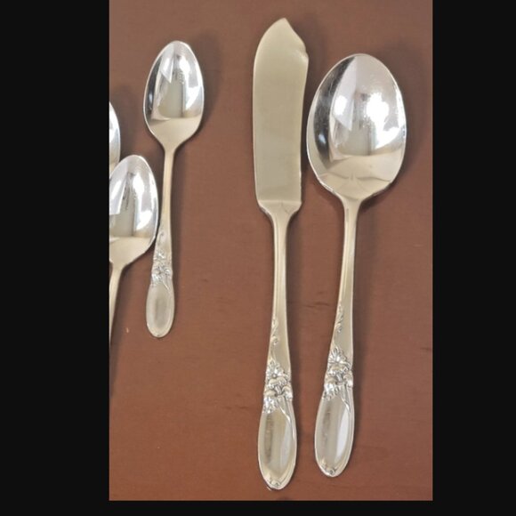 White Orchid Silverplated Flatware Set – Oneida Community Plate, 41 Pieces - Picture 4 of 6